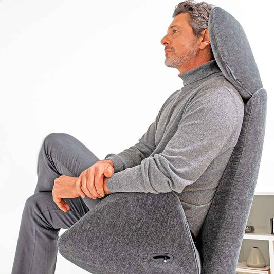 A imagem mostra uma homem sentado de um jeito confortável na cadeira ergonômica Venti.