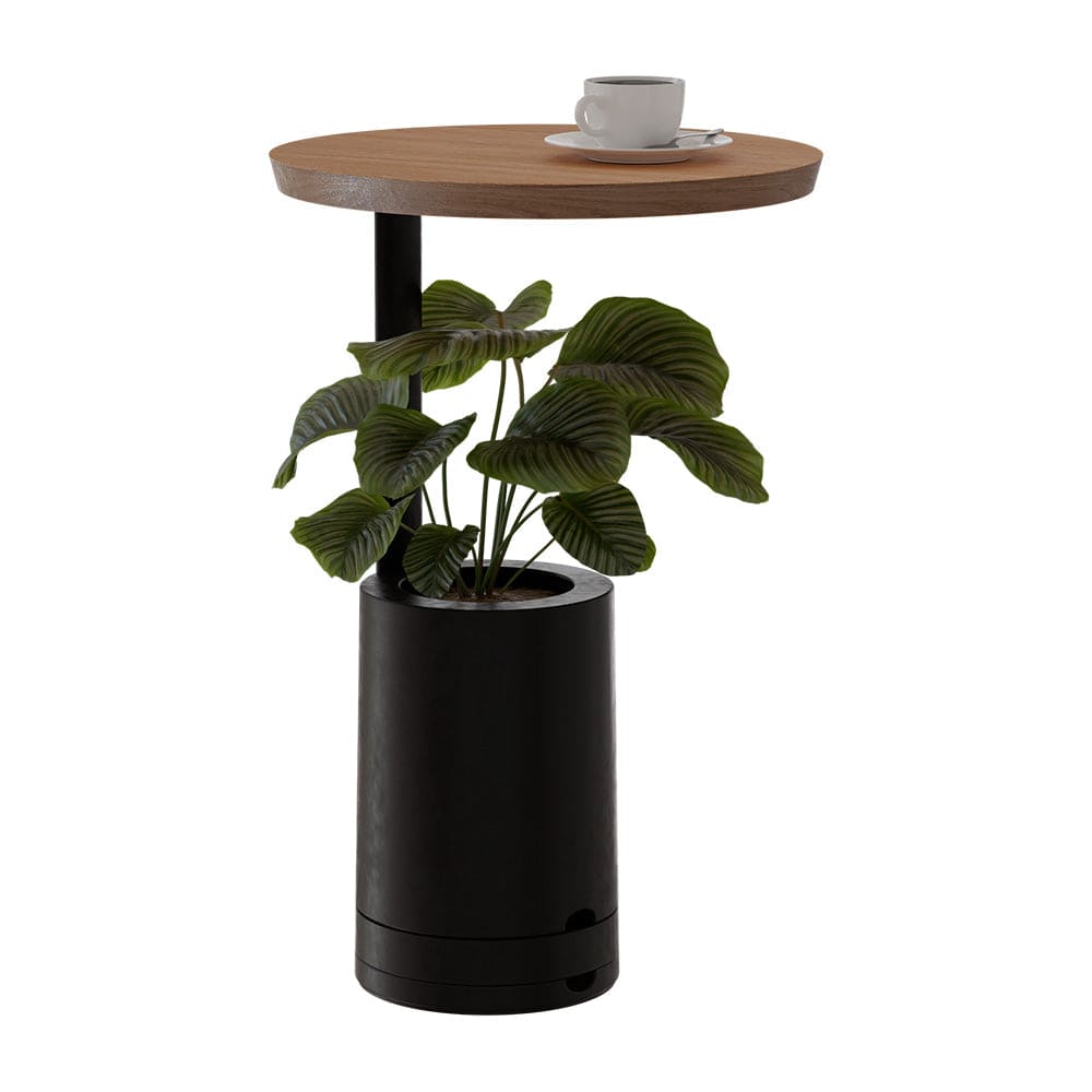 Se mostra uma mesa Amiata com tampo redondo de madeira e vaso incorporado para planta na cor preta e uma xicara de café no topo da mesa.
