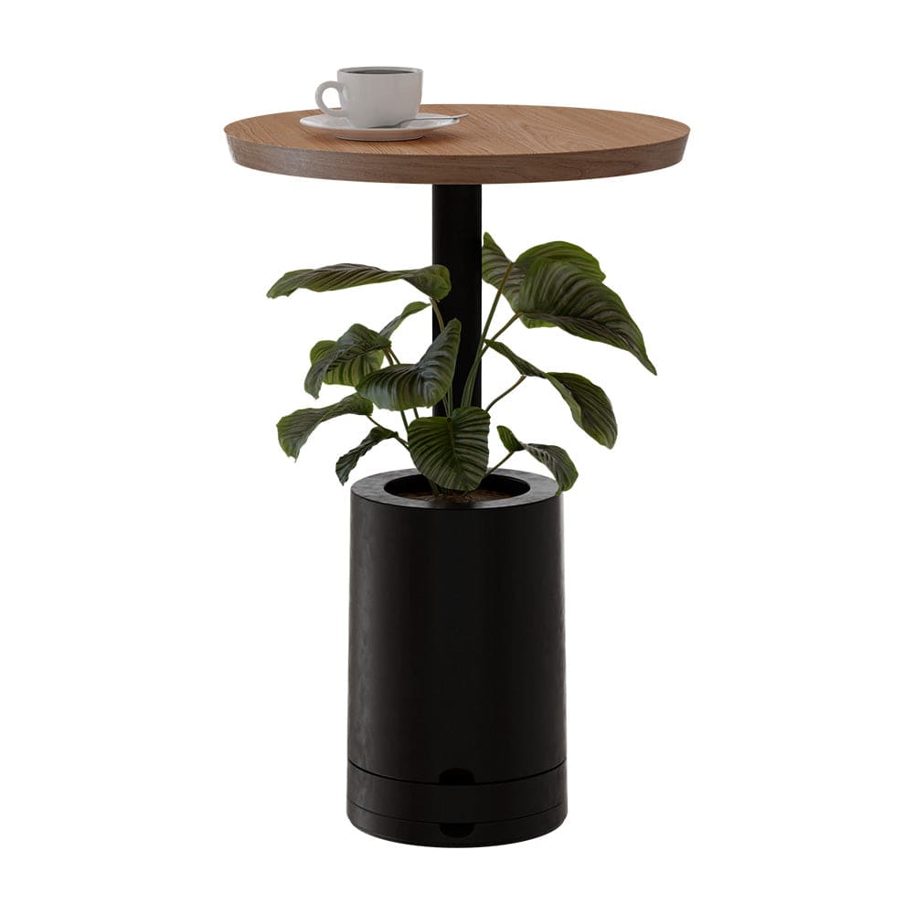 Se mostra uma mesa Amiata com tampo redondo de madeira e vaso incorporado para planta na cor preta e uma xicara de café no topo da mesa.