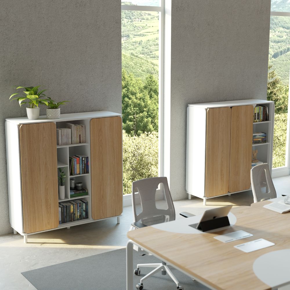 Na imagem se mostra uma sala de escritório com uma mesa central e dois armários Appennini Large que é um móvel  versátil com design moderno, composto por duas partes principais: um armário com portas de correr e uma estante com prateleiras abertas. A combinação de madeira clara e branco confere um ar elegante e clean ao móvel, que se adapta a diversos ambientes.